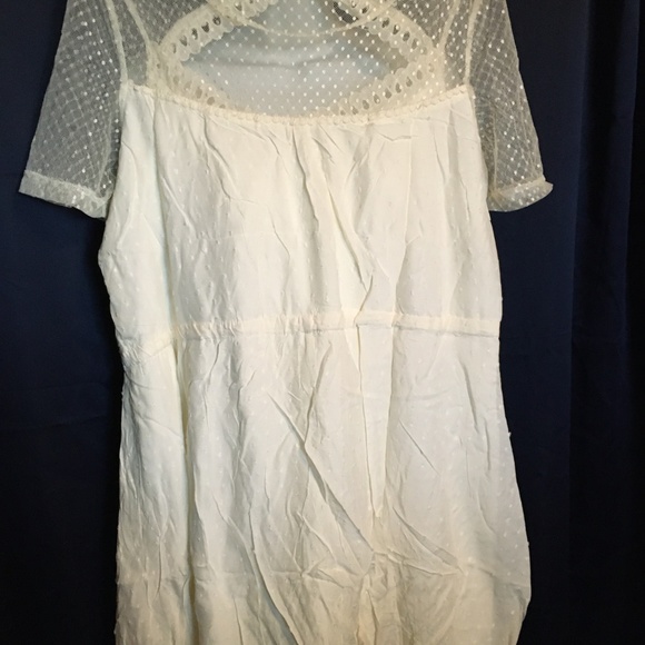 DRESS CREAM LACEY CUTE SIZE MEDIUM WEAR WITH TIGHT - Picture 3 of 4